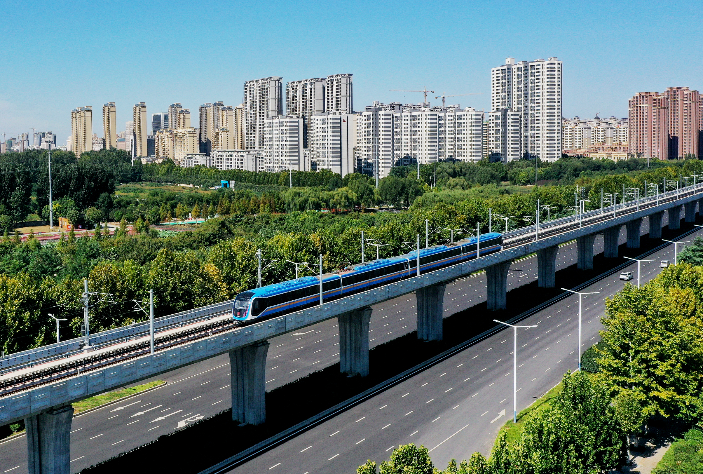 11月6日郑许市域铁路体育中心站附近一辆机车正在轨道上试运行