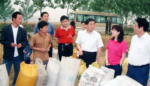 图文长葛市市长王文杰到各乡镇察看三夏工作