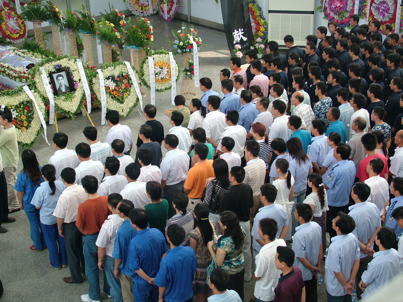 "红亮,你安心地去吧,一路走好……"江河大地存忠骨,热泪悲思悼英雄.