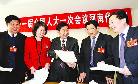 (摘自《光明日报》2008年3月18日第5版 两会特刊>)河南代表团戴松灵