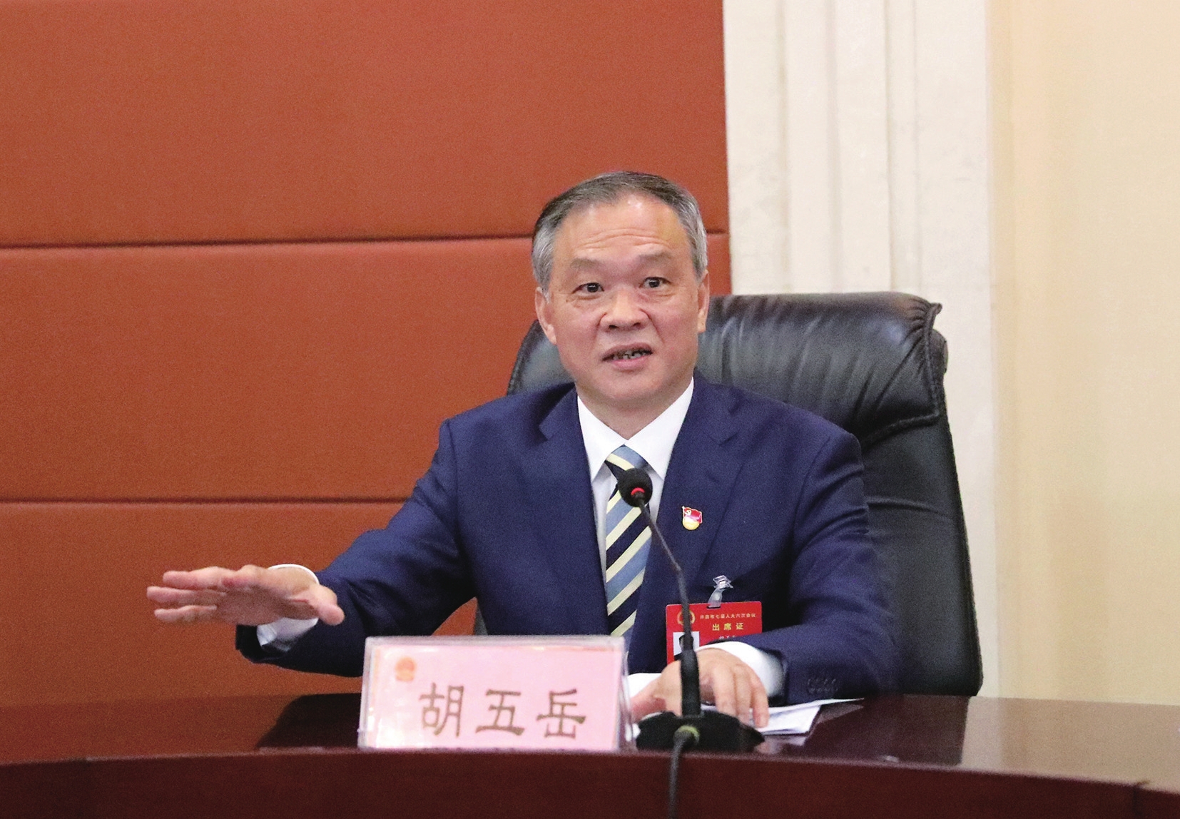 5月13日,市委书记胡五岳与禹州市代表团一同审议政府工作报告,市人大